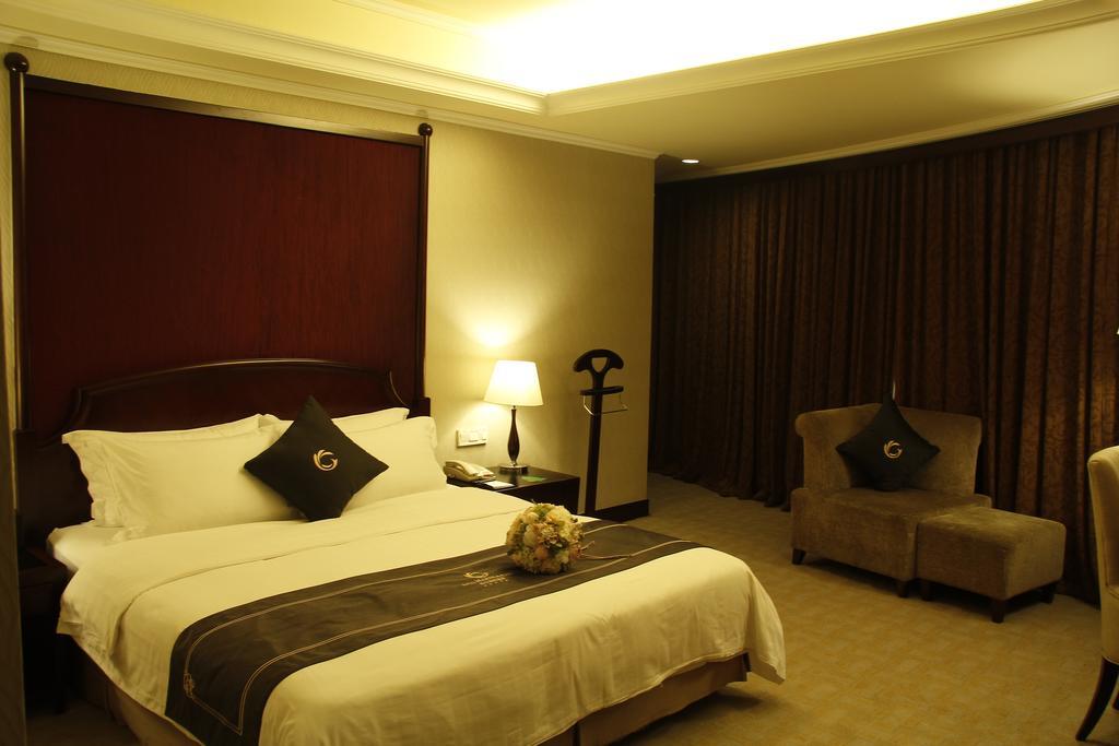 The Royal Marina Plaza Hotel Kuangcsou Kültér fotó