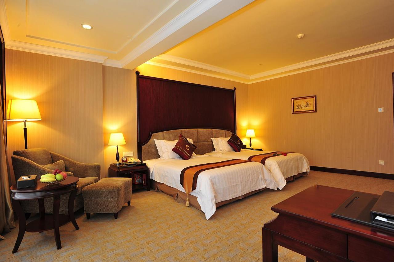 The Royal Marina Plaza Hotel Kuangcsou Kültér fotó